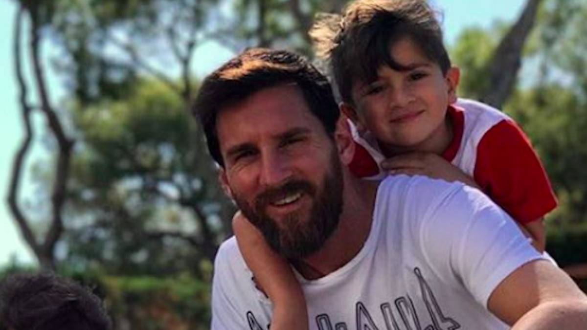 Lionel Messi junto a sus dos hijos.
