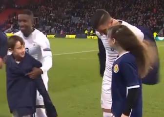 Israel players win hearts with Scotland mascot gesture