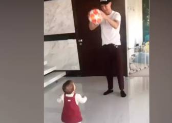 Cristiano y el tierno juego con su hija junto al balón del triplete