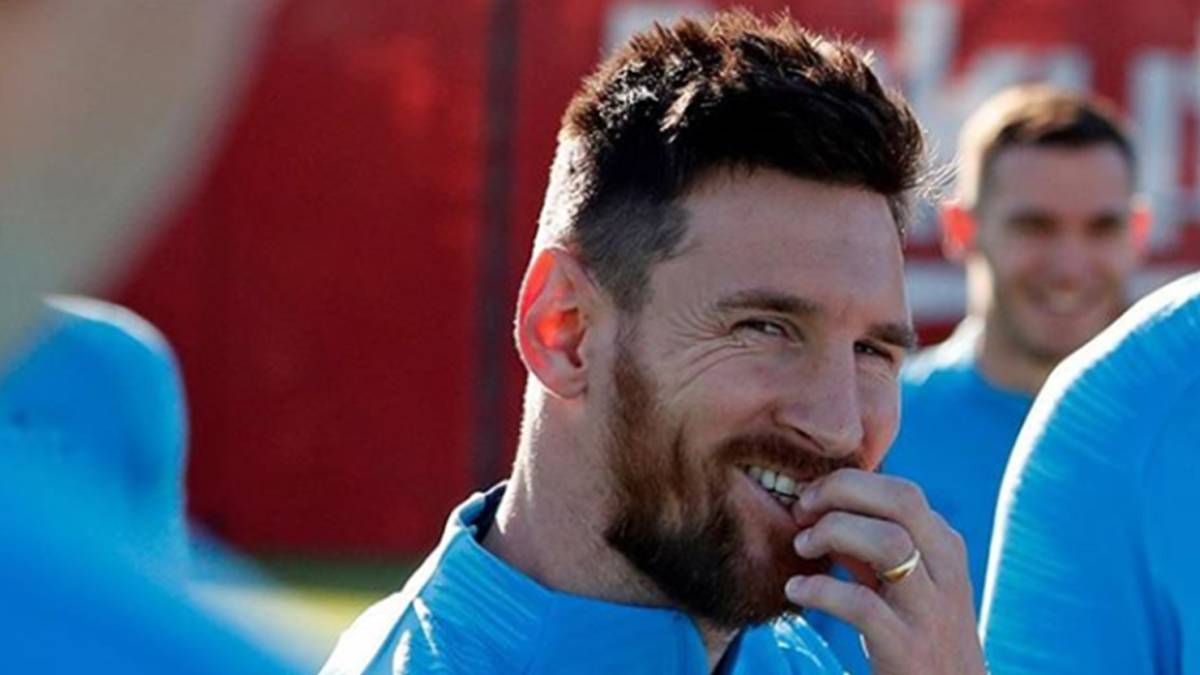 Leo Messi sonriendo durante un entrenamiento con el FC Barcelona. Foto Instagram @fcbarcelona