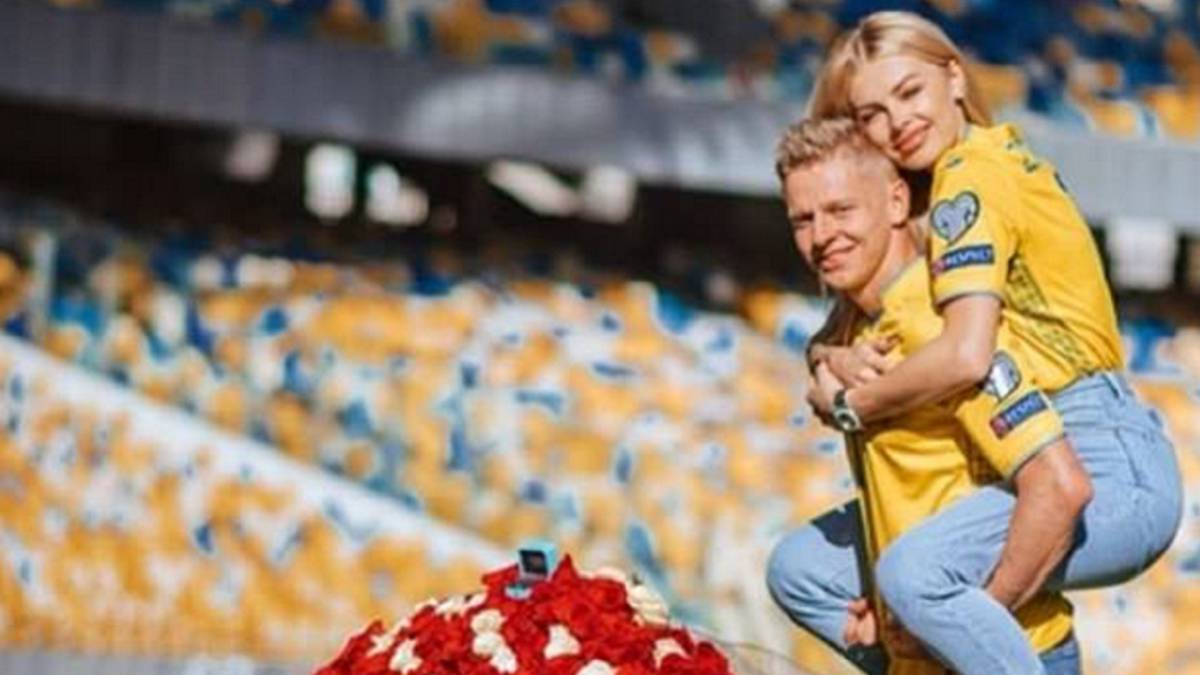 Zinchenko le propone matrimonio a su novia en el Estadio ...