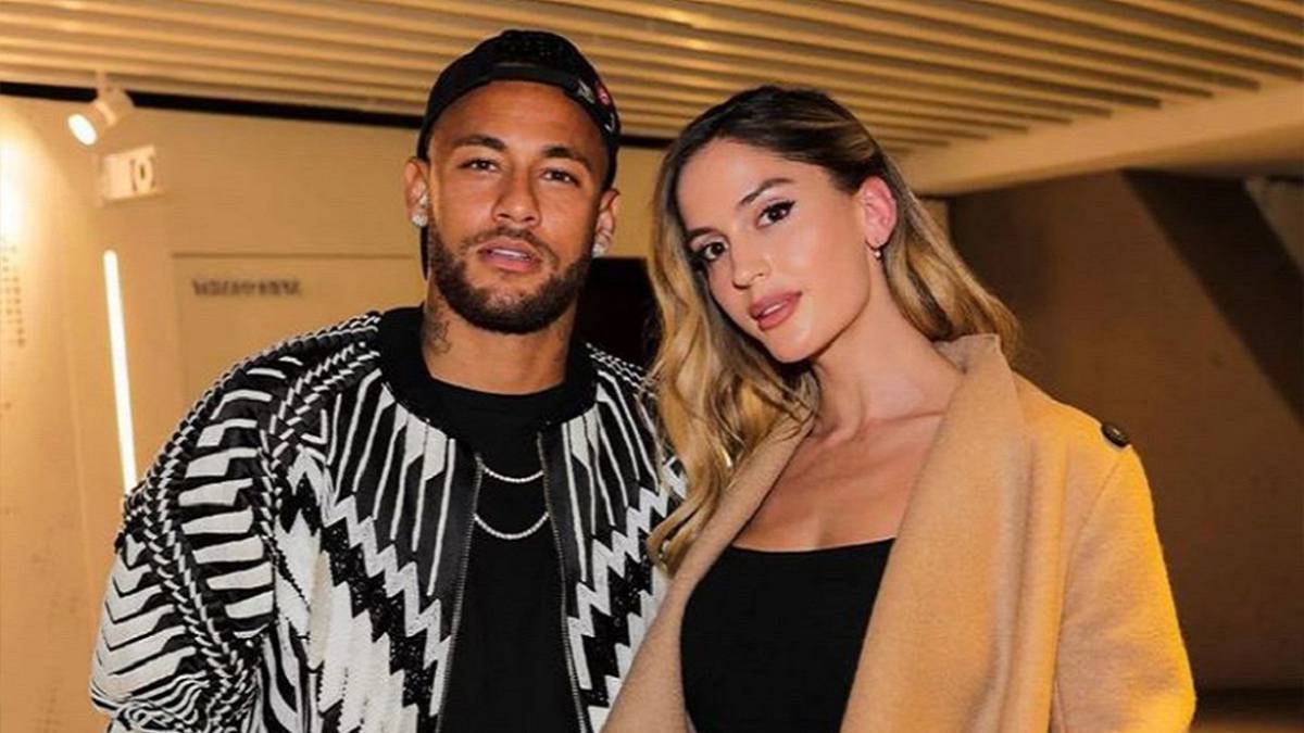 Neymar with his girlfriend, Natalia Barulich. 
