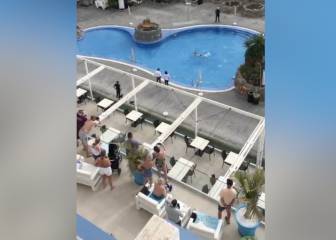 Una turista obliga a un policía a tirarse a la piscina para sacarle y Twitter no da crédito por egoísta