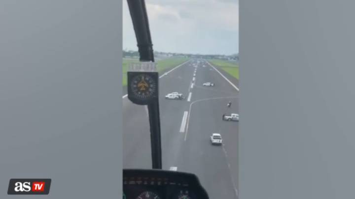 De locos: impiden el aterrizaje de un avión español cruzando coches en la pista