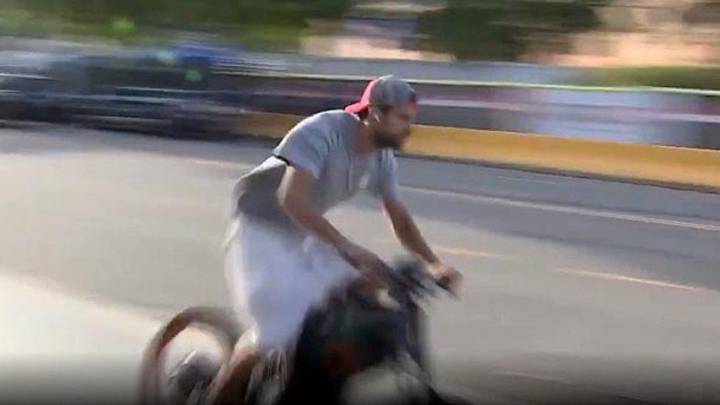 Gerard Piqué llegó al Camp Nou en una bicicleta eléctrica de 10.000 euros