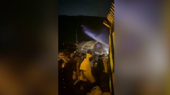 Primeras imgenes del avin que se ha partido en dos en Calcuta al aterrizar
