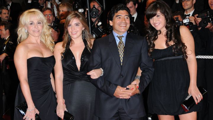 El lado más personal en la vida de Maradona: sus grandes amores, sus hijos, sus nietos...