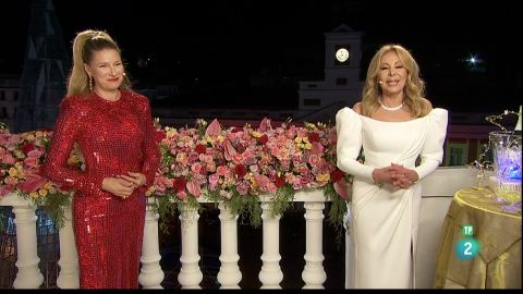 Ana Obregón deslumbra en las campanadas de blanco, el motivo por el que ha elegido este color