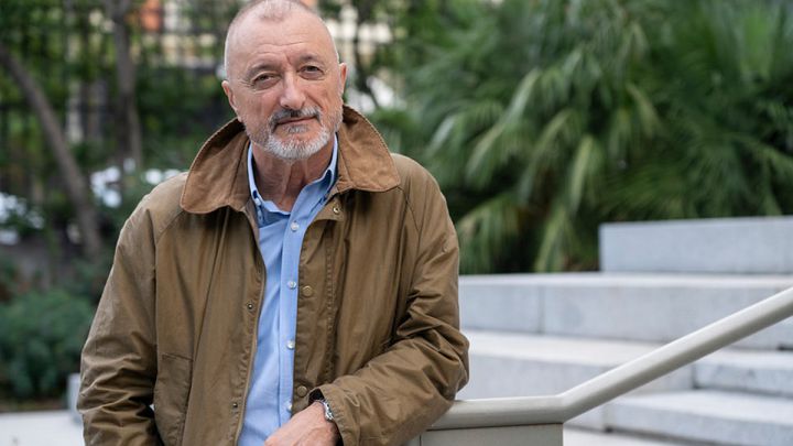 Los negacionistas atizan a Arturo Perez-Reverte por vacunarse y su respuesta hace historia