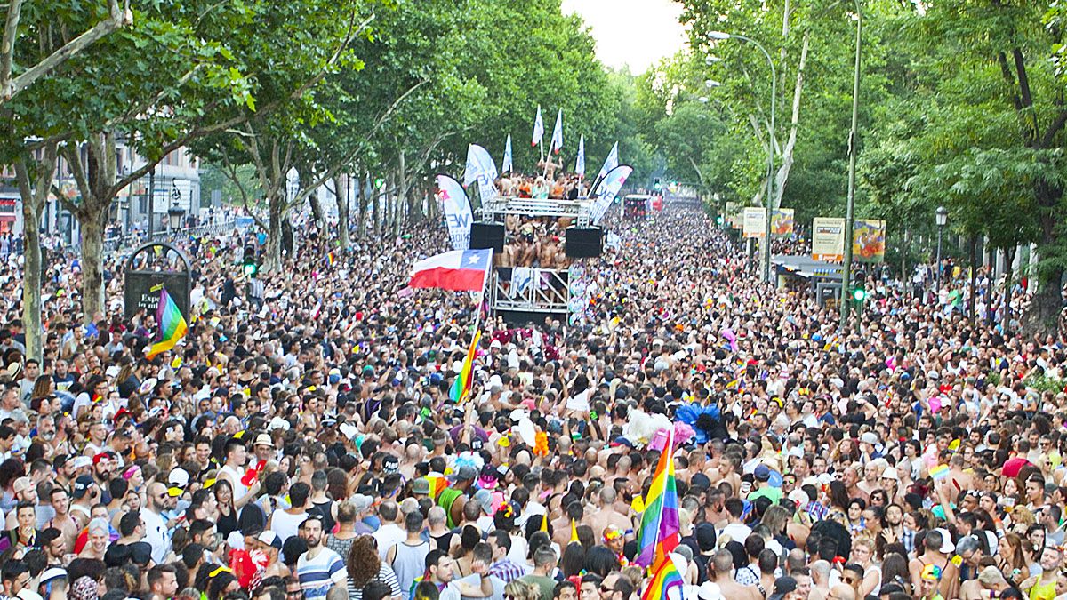 Fiestas del Orgullo Gay hay desfiles cabalgatas y carrozas y qué pasa con los conciertos