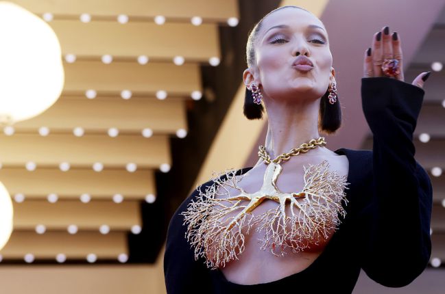 Bella Hadid lleva brillante en los dientes en Cannes 2022