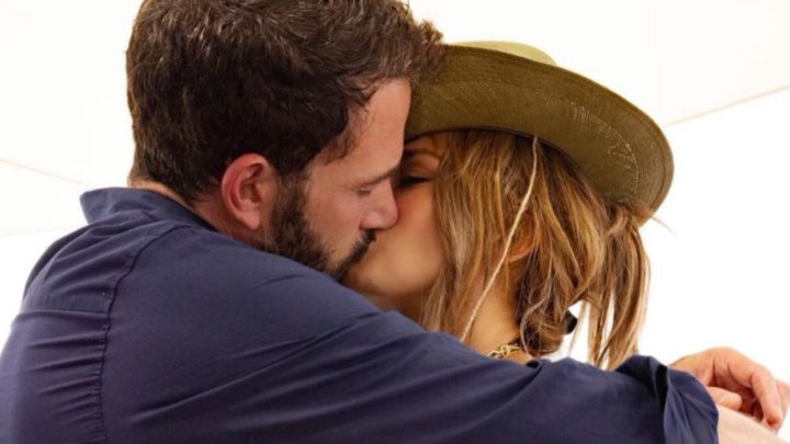 jennifer lopez ben affleck bennifer beso redes sociales cumpleaños 52 oficial relacion
