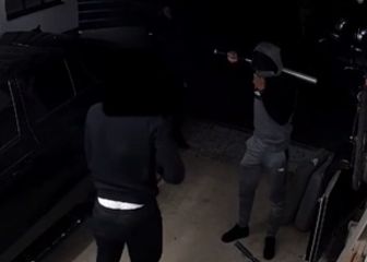 Un jugador del Arsenal llega a su garaje y se encuentra a dos ladrones con bates de béisbol