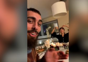 Borja Iglesias arrasa con este villancico dedicado a Juanmi: 'O Rei' Juan Miguel...