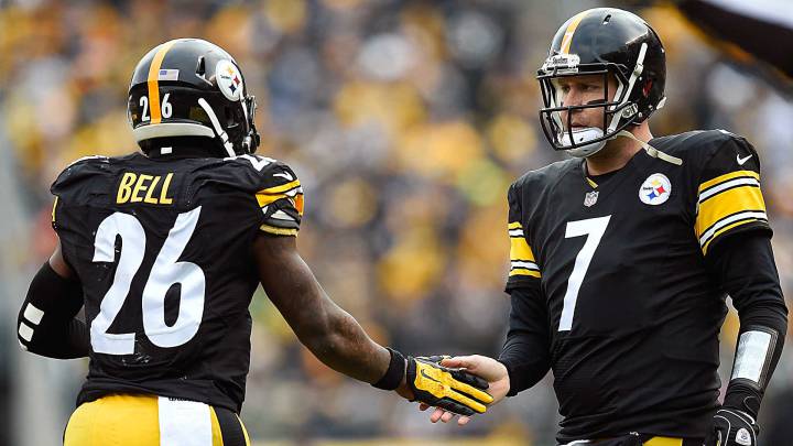 Tridentes como el de los Pittsburgh Steelers, que componen Le´Veon Bell, Ben Roethlisberger (derecha) y Antonio Brown causan sensación en la NFL.