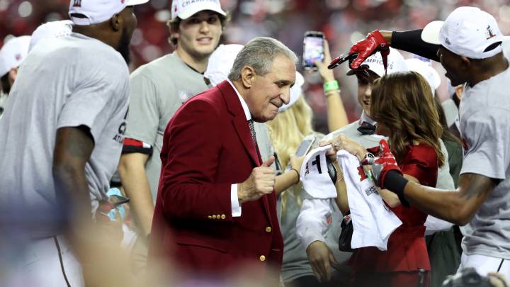 El dueño de Atlanta Falcons, Arthur Blank, llevará a todos sus empleados a la Super Bowl en Houston.