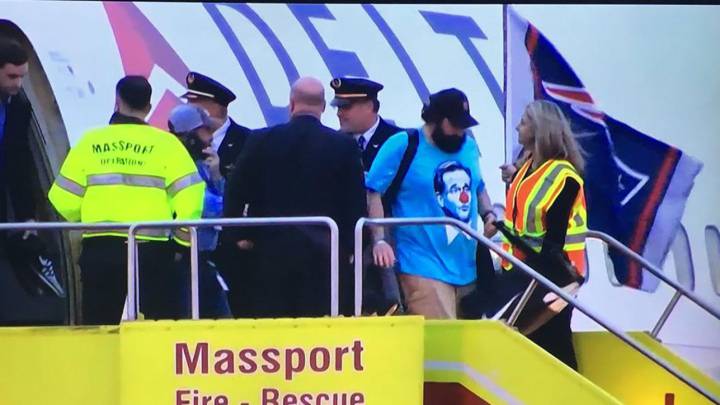 Matt Patricia, coordinador defensivo de los New Englad Patriots, luciendo una camiseta en la que se puede ver a Goodell con una nariz de payaso.