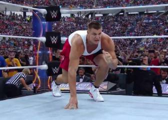 Rob Gronkowski asalta el ring en una pelea de Wrestlemania