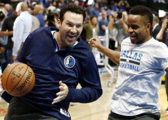 Y Tony Romo se retiró metiendo canastas para los Mavs
