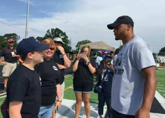 Dak Prescott da una alegría al hijo de un policía asesinado