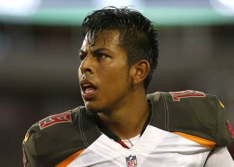 Bajan al mexicano Roberto Aguayo del barco de los Bucaneros