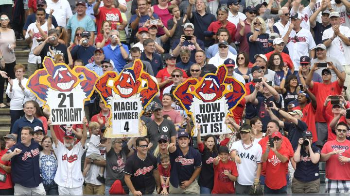 Los aficionados de los Cleveland Indians están disfrutando con la histórica racha de 21 victorias seguidas de su equipo.