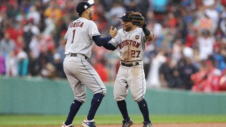 Carlos Correa y José Altuve celebran la clasificación de los Houston Astros para las Series de Campeonato de la Liga Americana.