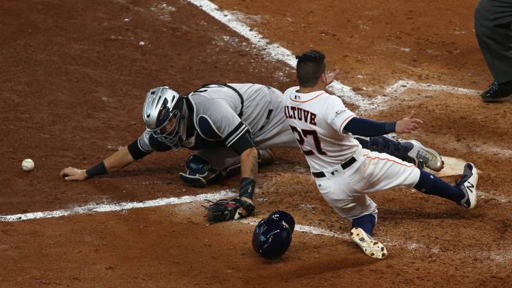 José Altuve anota la carrera de la victoria tras ser impulsado por Carlos Correa ante la impotencia del catcher de los Yankees, Gary Sánchez.