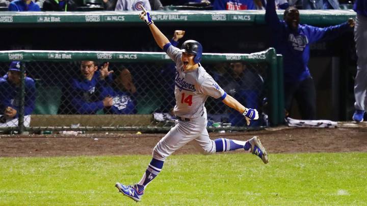 Enrique Hernández celebra uno de los tres home runs que han permitido clasificarse a Los Angeles Dodgers a las Series Mundiales.