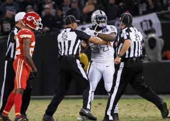 Marshawn Lynch pierde los papeles ante un árbitro