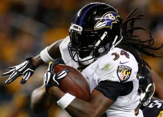 Alex Collins usa un visor oscuro para luchar contra las migrañas