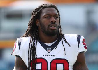 Jadeveon Clowney llenó sus botes de basura con regalos
