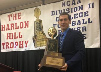 Luis Pérez recibe el premio al mejor jugador de la NCAA-DII