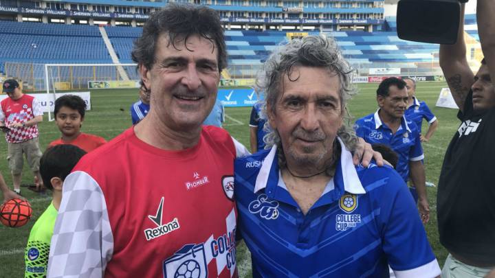 Con motivo de su cumpleaños número 60, el exfutbolista salvadoreño volvió a las canchas por unos instantes y derrochó talento con la redonda.