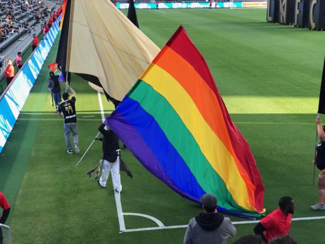 La bandera del arcoiris que es ondeada a lo largo y ancho del campo antes de los partidos.