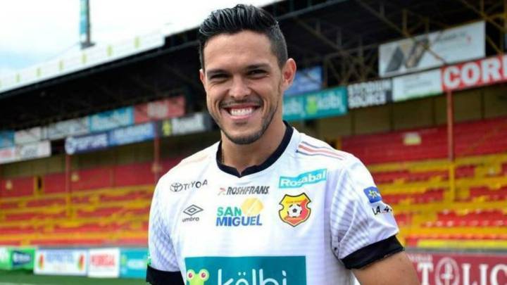 El ex delantero de equipos como Cruz Azul y Houston Dynamo no continuará en la institución costarricense y por ahora su futuro está en el aire.
