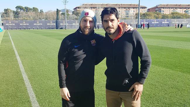 Su hermano, Paolo, junto a L. Messi.