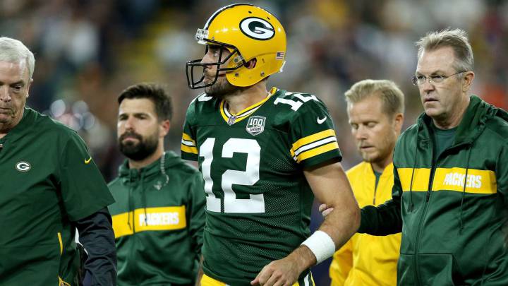 Aaron Rodgers sale lesionado de la pierna derecha con los Packers