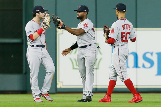 Los jugadores de los Boston Red Sox celebrando el triunfo 8-2 ante los Houston Astros en el juego 3 de la Serie de Campeonato de la Liga Americana.