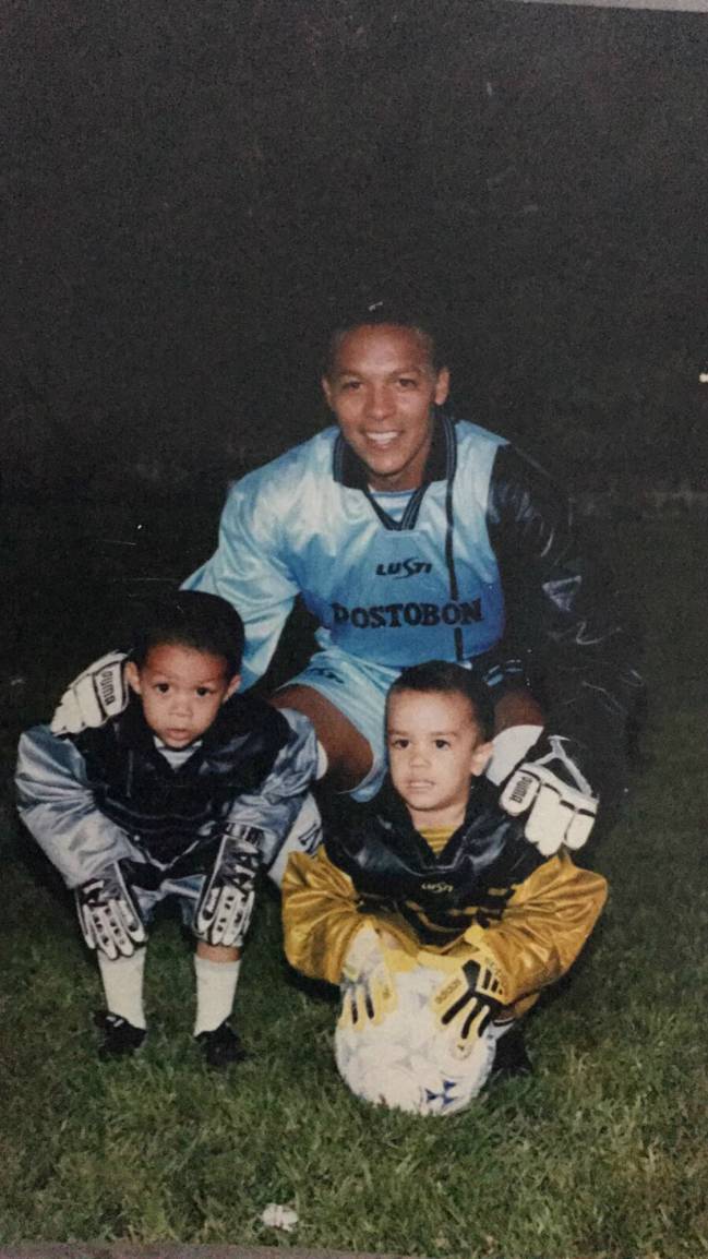 Santi apenas creciendo en Colombia, siempre en los estadios con su padre.
