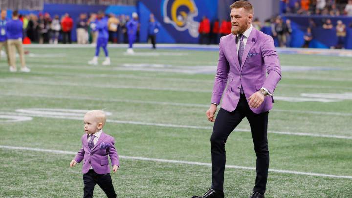 Conor McGregor con su hijo en el Super Bowl