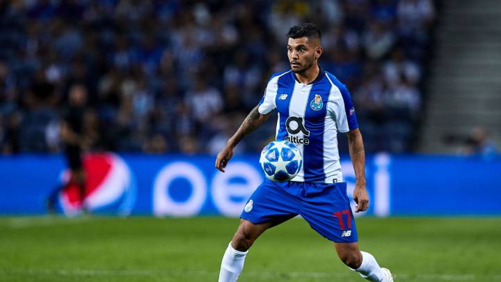 Tecatito Corona during the match against Schalke 04 of the gruop stage of the Champions League 