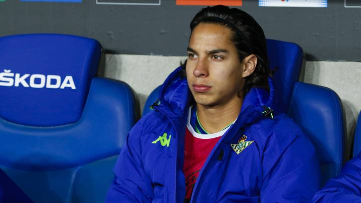 Diego Lainez at the bench during Real Betis match against Getafe