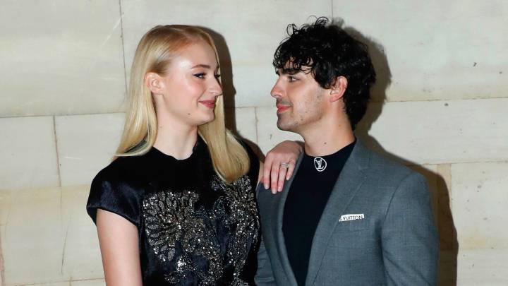 El cantante y la actriz de Game of Thrones se comprometieron en 2017, pero ya llegó el momento de dar el "sí acepto", por lo que Joe le reveló a James Corden los detalles del gran día