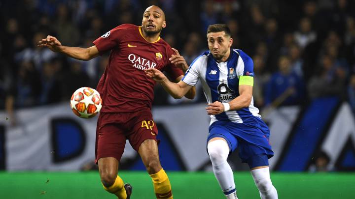 Héctor Herrera in action during Porto's match against AS Roma in the Champions League