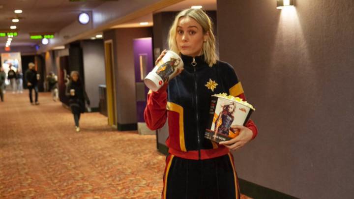 La actriz protagonista de la nueva cinta de Marvel, acudió al cine, entró a una sala y además sirvió palomitas y refrescos, con una sudadera de su personaje