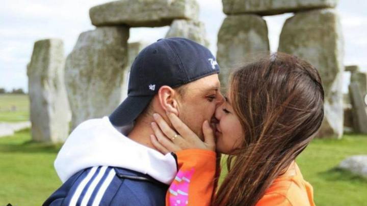 Chicharito Hernández kissing girlfriend Sarah Kohan