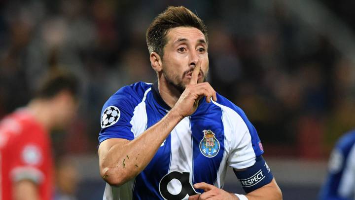 Porto's Mexican midfielder Hector Herrera celebrates after scoring the team's second goal during the UEFA Champions League 