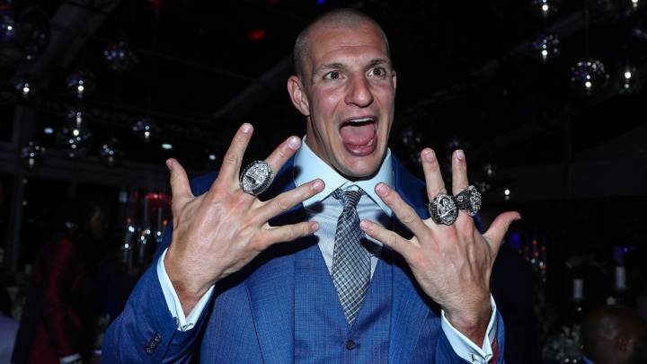 Rob Gronkowski con anillos de Super Bowl