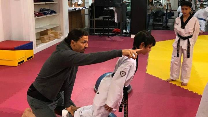 El capitán de LA Galaxy acudió a una academia de taekwondo para alentar a los jóvenes a seguir por el camino de las artes marciales.